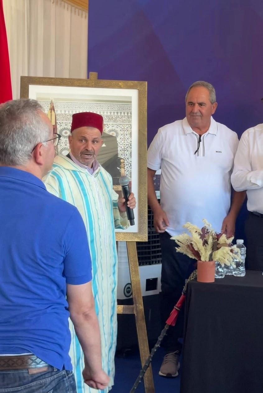 مواطن يحرج برلمانيي ورؤساء جماعات الأصالة والمعاصرة بـإقليم تاونات أمام لقجع و المنصوري قائلا" مادارونا والو"