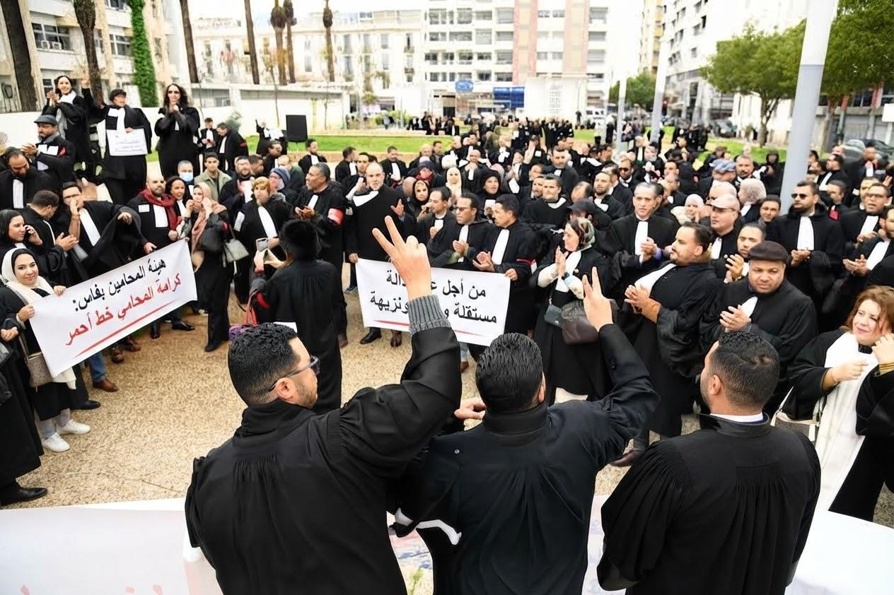 فيدرالية المحامين الشباب بالمغرب تصعد و تعلن استمرار التوقف عن العمل و تعليق العمل بالمساعدة القضائية و تدعو لمقاطعة الاستحقاقات الانتخابية