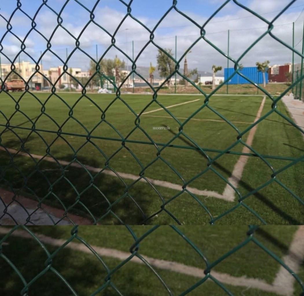 فاس..فوضى المقاهي تخنق الفضاء العام قرب ملاعب القرب بملحقة اللويزات