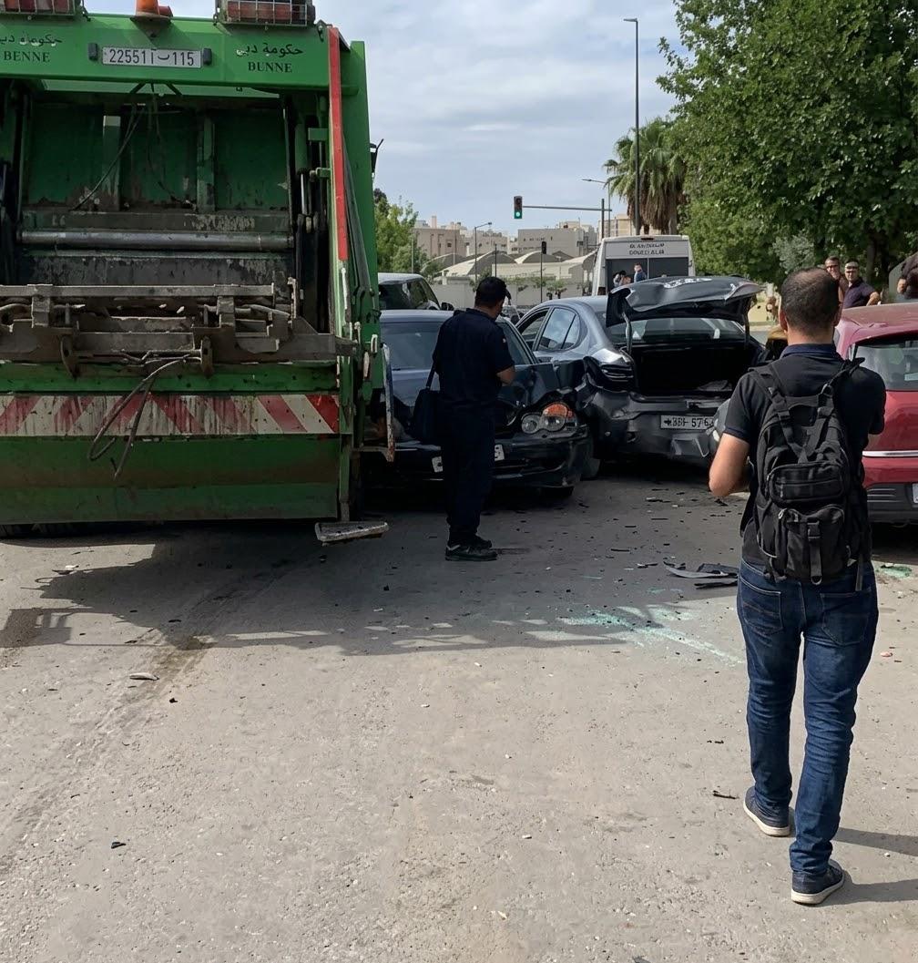 فاس..شاحنة نظافة تتسبب في حادث سير و تلحق أضرارا بـ 9 سيارات بسيدي ابراهيم