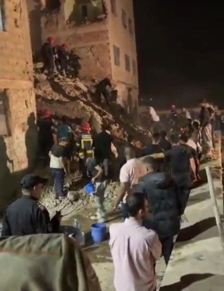 فاس.. انهيار مبنى سكني بعين النقبي يستنفر السلطات ومخاوف من وجود عالقين