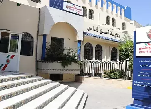أمن فاس يوقف شابين ويفتح تحقيقا عقب سقوط غامض لشاب من أعلى عمارة سكنية