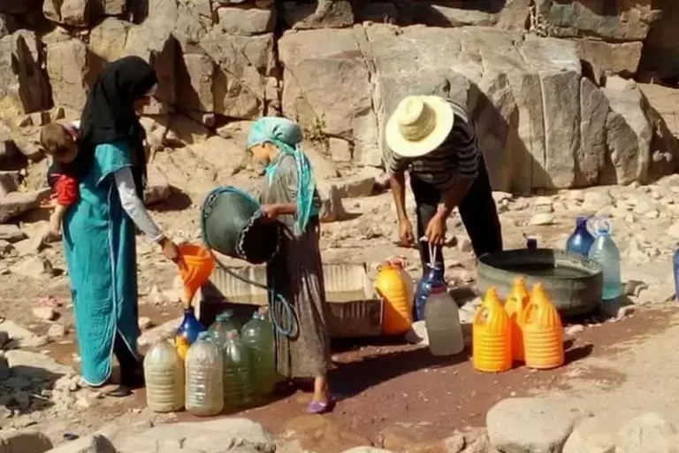 مولاي يعقوب..العطش يتسبب في معاناة ساكنة دواوير سبع رواضي ومطالب بالربط بشبكة الماء الصالح للشرب