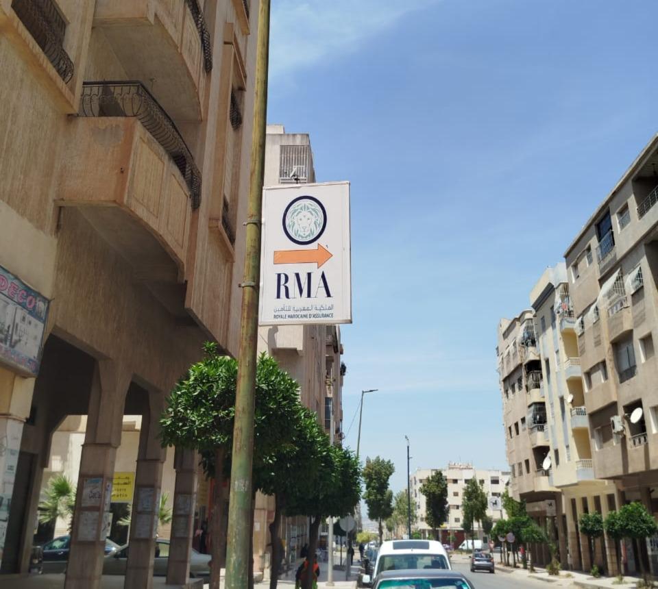 فاس.. فوضى اللوحات الإشهارية بـحي النرجس بمقاطعة سايس تسائل المسؤولين وتُشوه المنظر العام
