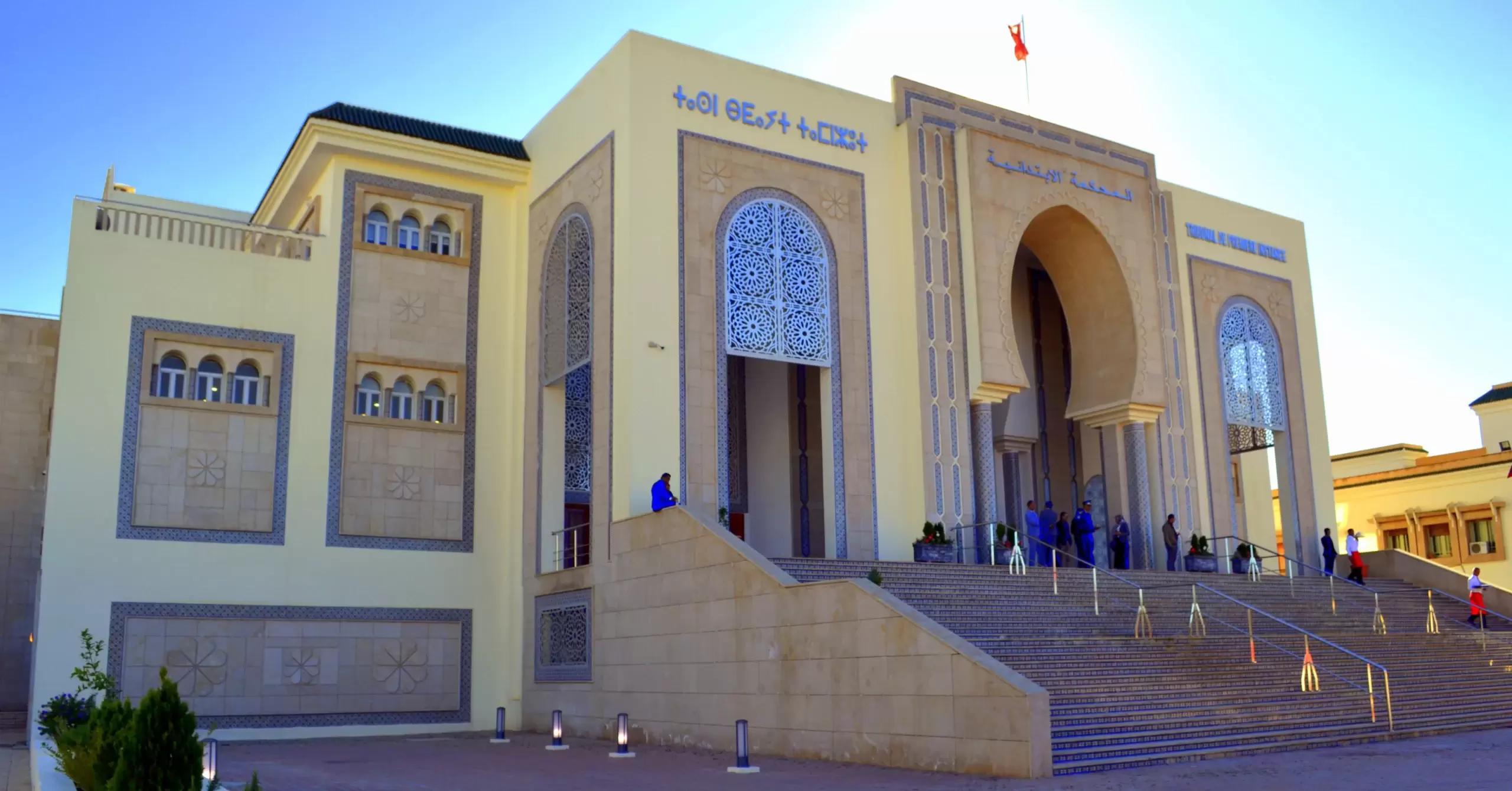 الشرطة القضائية توقف موظفة بمحكمة تازة بتهم النصب والتزوير والارتشاء