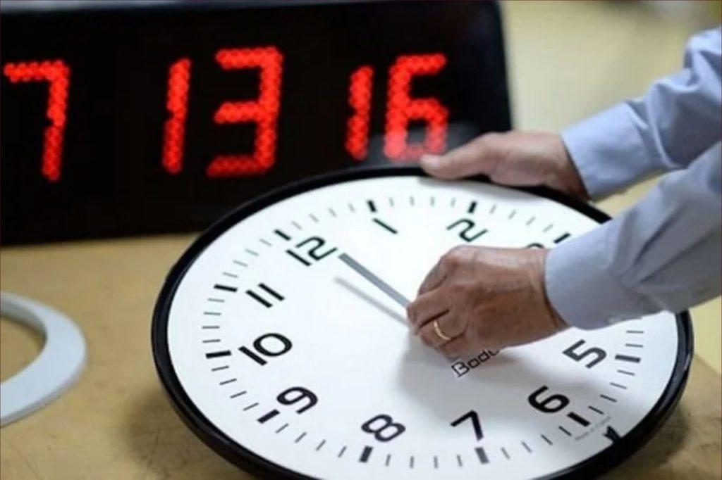 رئاسة الحكومة تعلن العودة إلى التوقيت العادي فجر الأحد المقبل