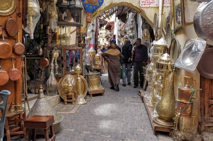 تحقيق.. أرقام سياحية واعدة لا تنعكس على واقع الصناع التقليديين والتجار الصغار بفاس