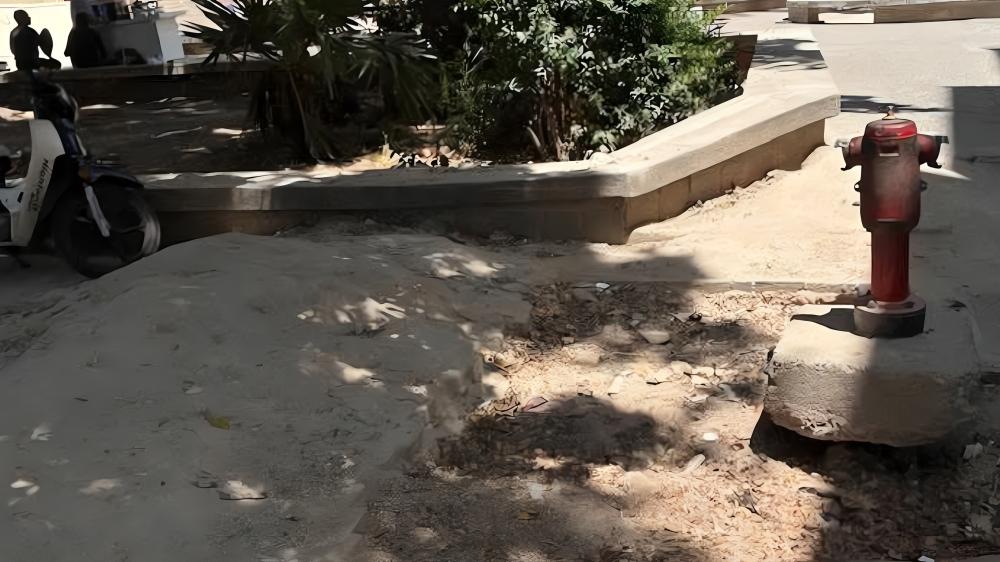..دبلوماسيون أجانب يصطدمون بـواقع مرير بحديقة عرصة بردلة بمقاطعة فاس المدينة..حفر و أتربة تشوه النسيج العتيق