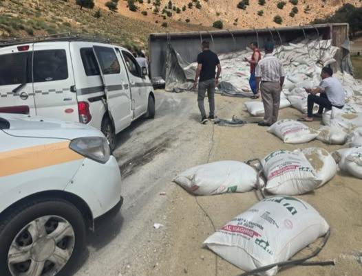 ميدلت..انقلاب شاحنة أعلاف بمنعرجات أيت اوفلا