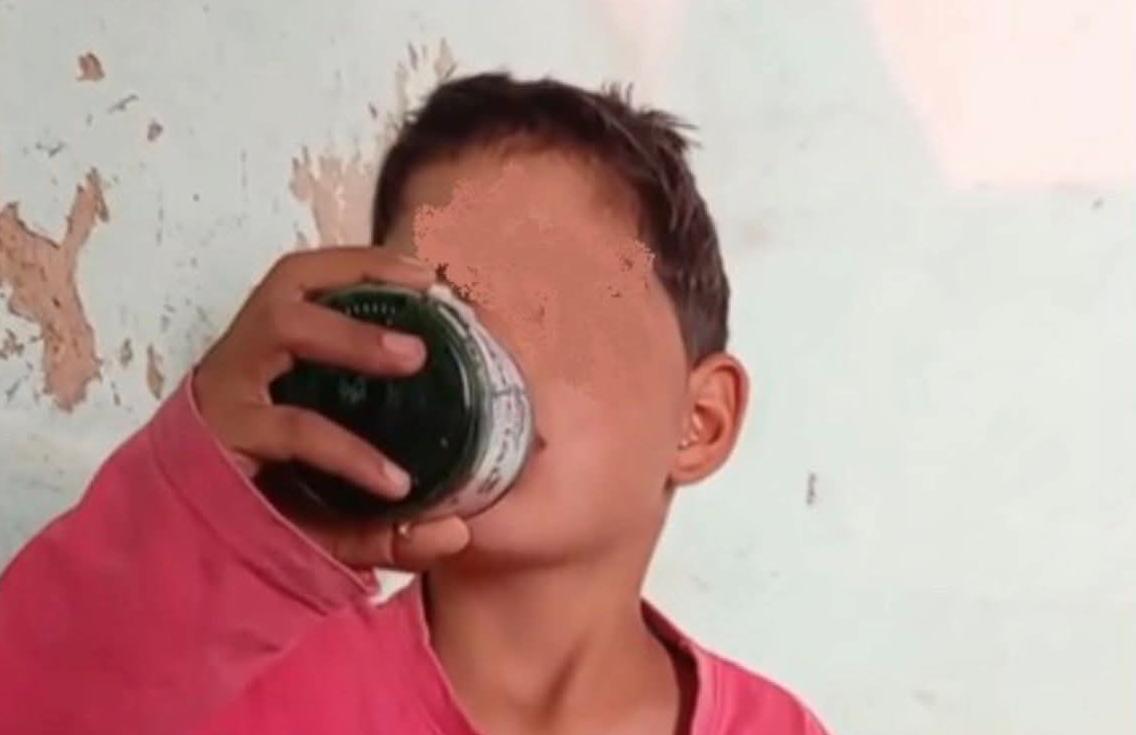 توقيف شخص  لتقديمه الكحول لطفل في فيديو صادم