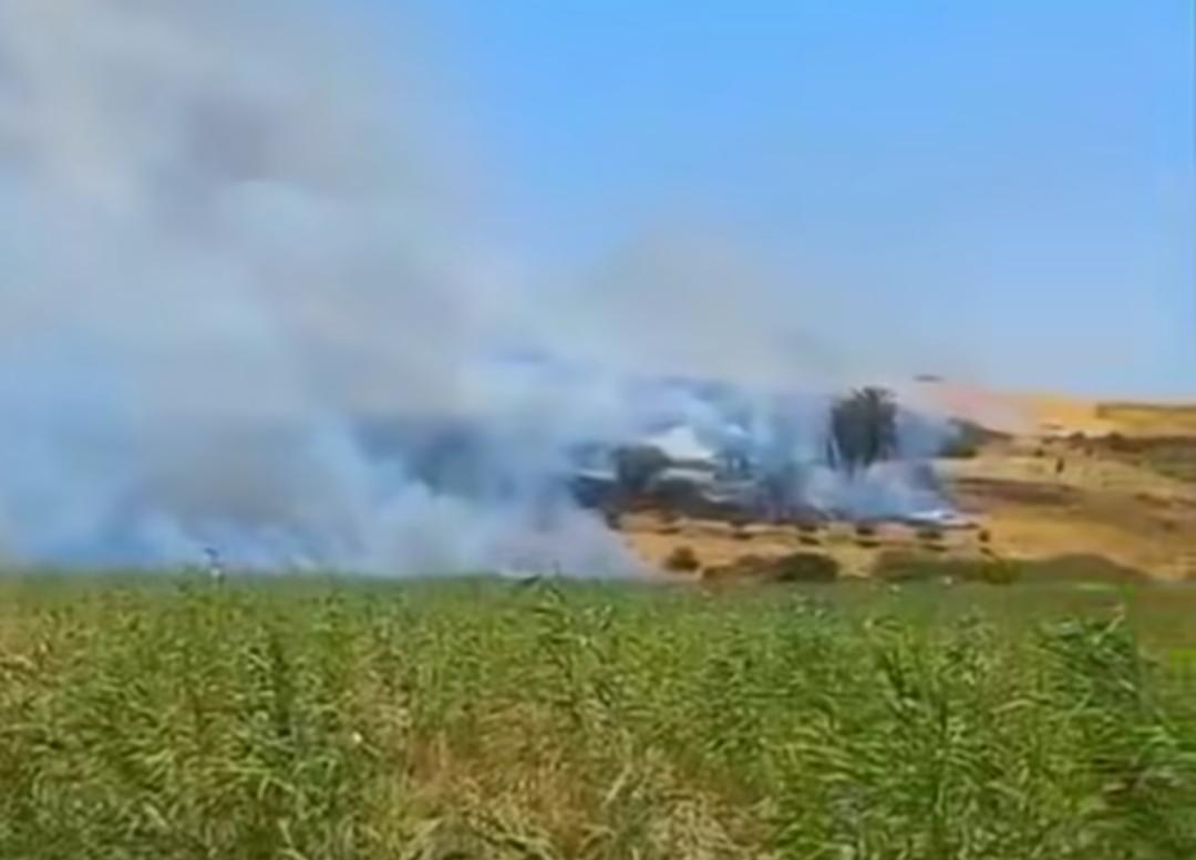 النيران تلتهم أراضي فلاحية بطريق سيدي حرازم بفاس