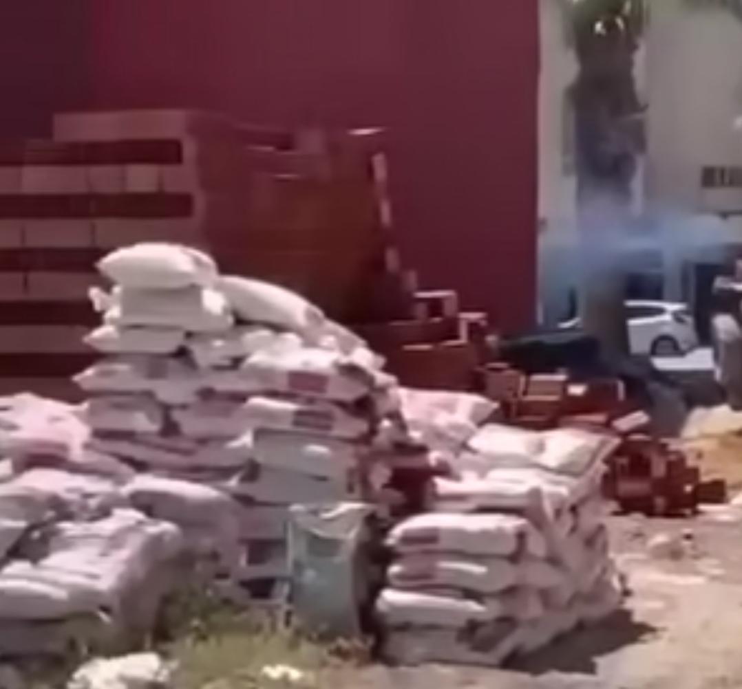 فاس.. احتلال الملك العام واستغلال شارع بمواد بناء تستنفر الساكنة بطريق عين الشقف