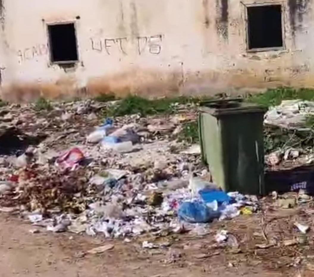 المهاية..أزمة نفايات تهدد محيط مدرسة عمر بن عبد العزيز وسط غياب للمنتخبين