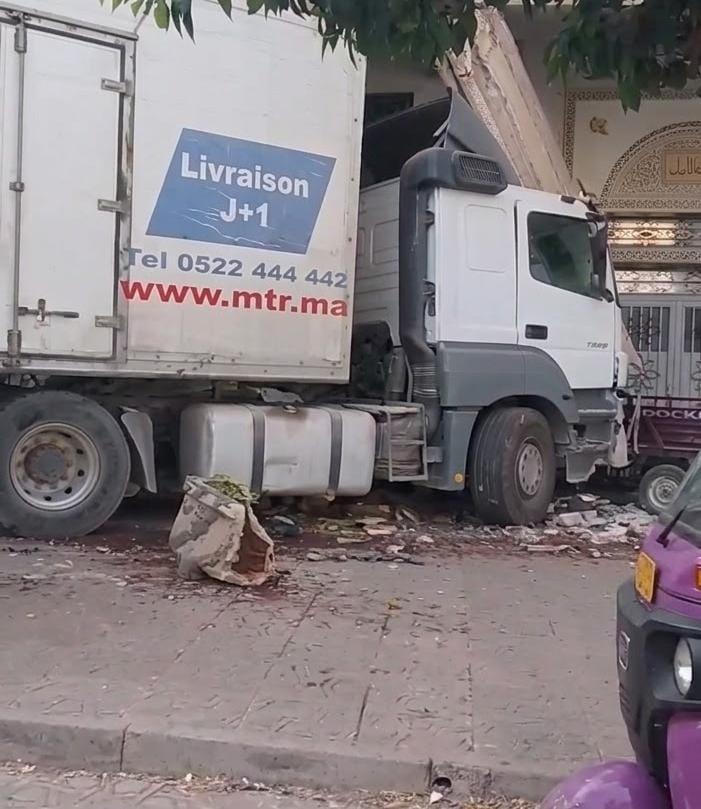 فاس.. حادثة سير شاحنة تصطدم بمقهى بحي النرجس