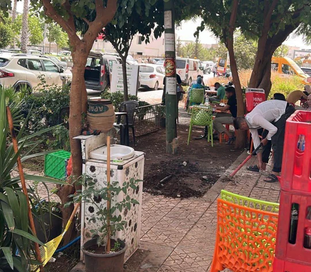فاس..فوضى احتلال الملك العمومي قرب مصحة أكديطال وغياب السلطات..من المسؤول عن خرق القانون؟
