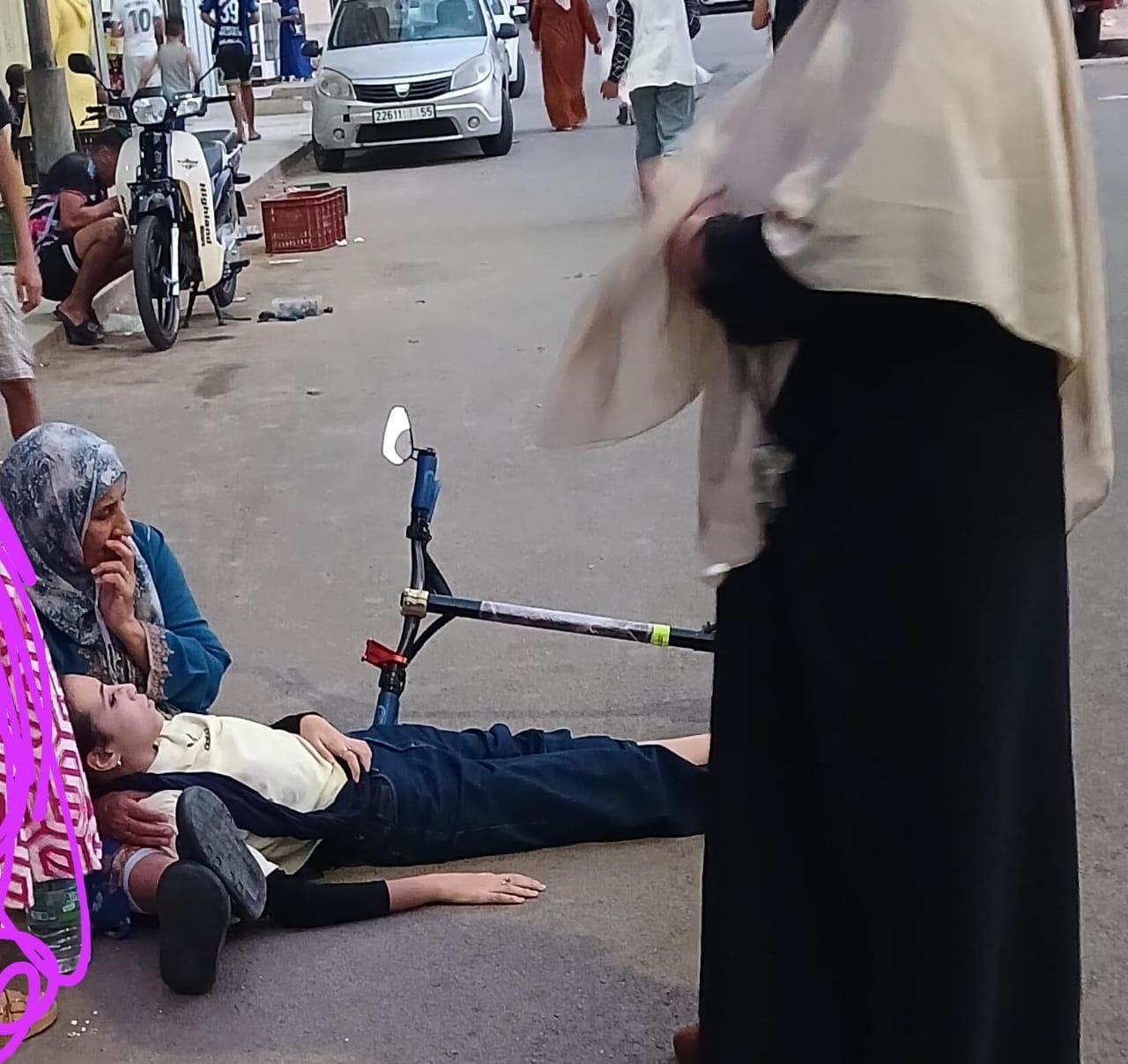 بسبب غياب مخفضات السرعة.. حادث سير يتسبب بكسور خطيرة لتلميذة بـحي الرياض بمقاطعة سايس