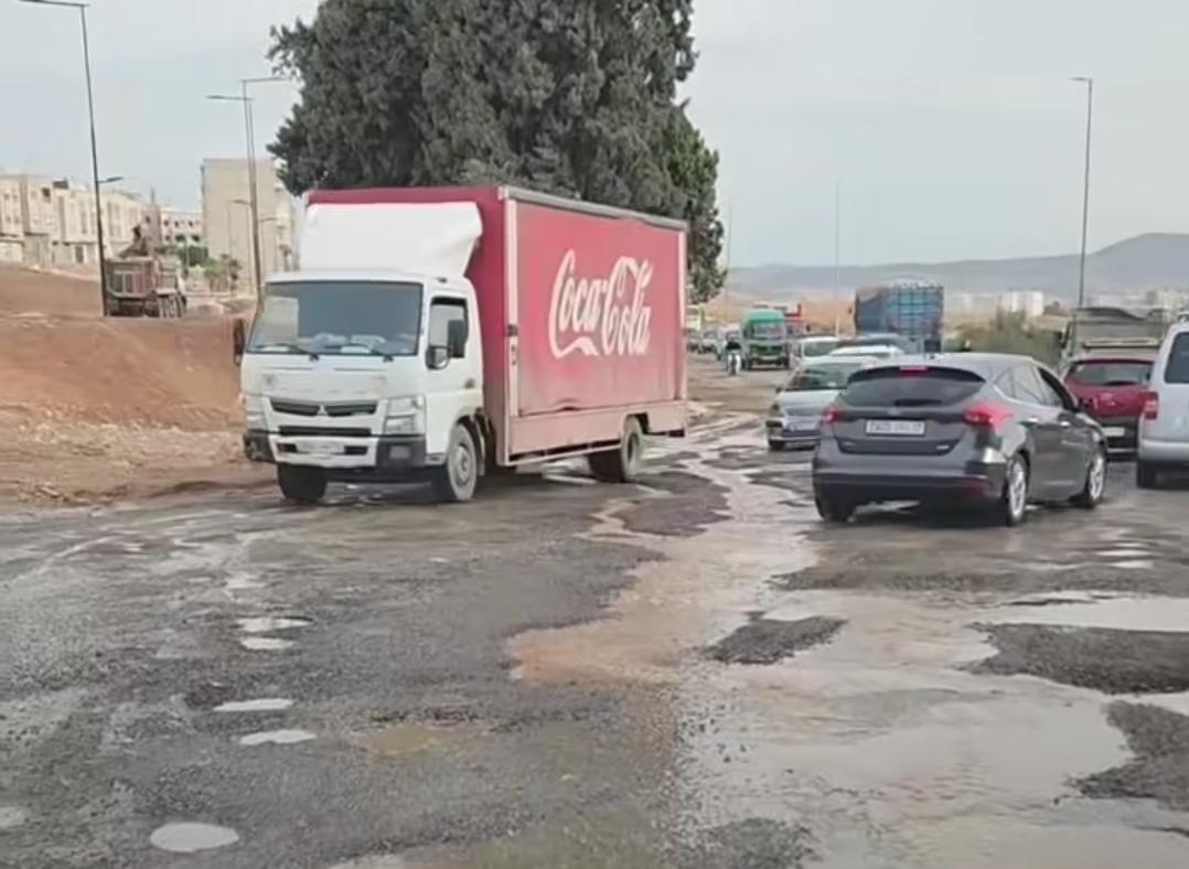 فاس.. مقطع طرقي بين بنسودة  وعين الشقف يثير استياء السائقين ومطالب بإصلاح وتأهيله