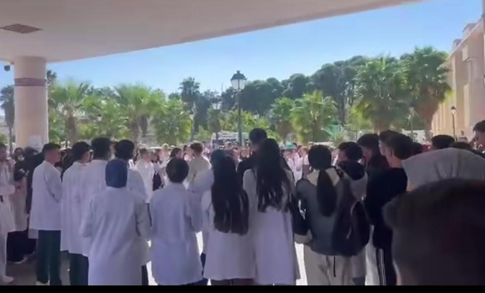 اعتداء رجل امن خاص على متدربة تمريض بمستشفى ابن باجة يخرج الطلبة والأطر الصحية للإحتجاج
