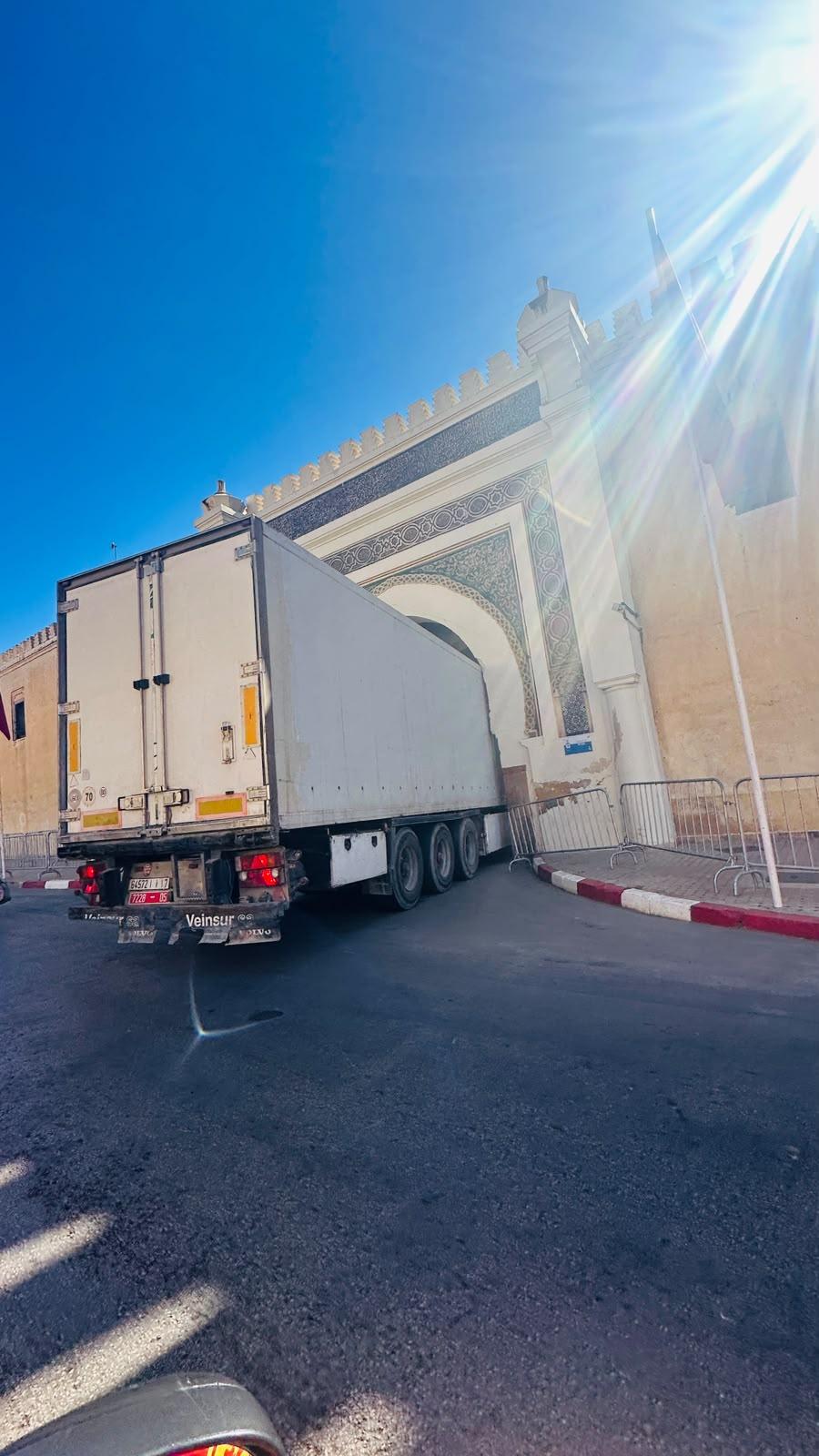 استهتار بالمعالم التاريخية..شاحنة ضخمة تهدد أحد أشهر أبواب فاس التراثية وتعطّل حركة السير