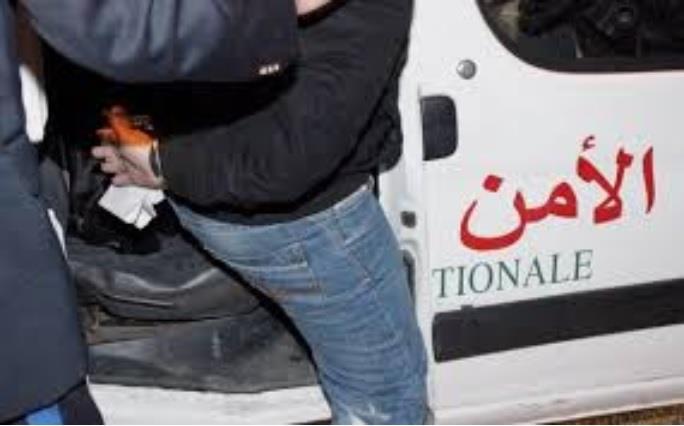 فاس..توقيف مشتبه فيه بعد انتشار فيديو يظهره يحمل سلاحا أبيض على متن دراجة نارية