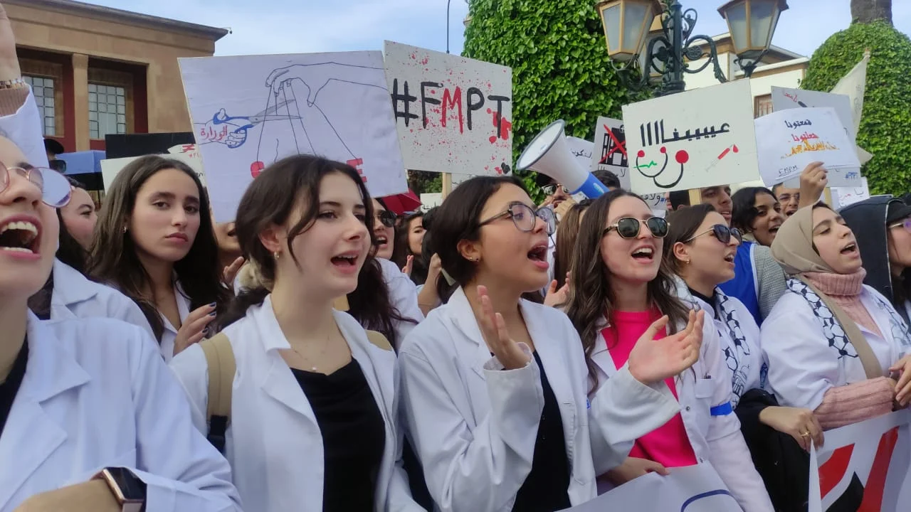 طلبة الطب يرفضون عرض وزارة ’’ميراوي’’ ويتمسكون بمساعي ’’الوسيط’’